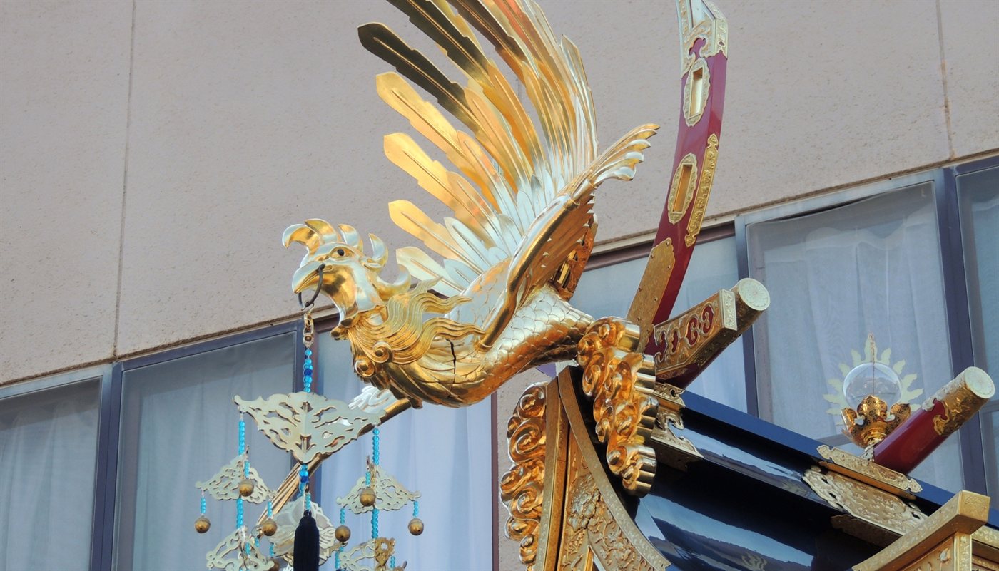 秋の高山祭の屋台を飾る金色の鳳凰の彫刻