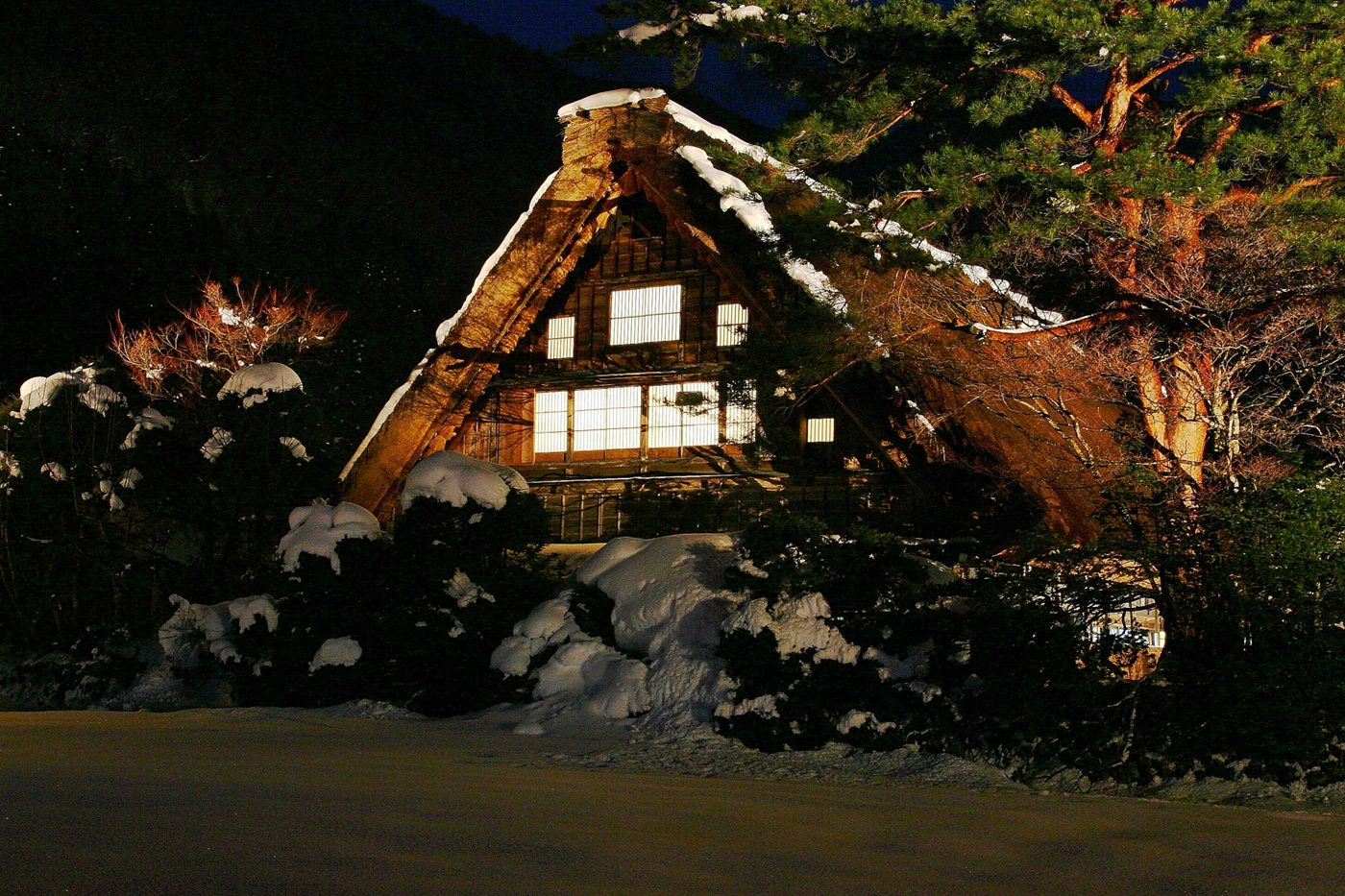 ライトアップで雪の中に浮かび上がる白川郷の合掌造り家屋