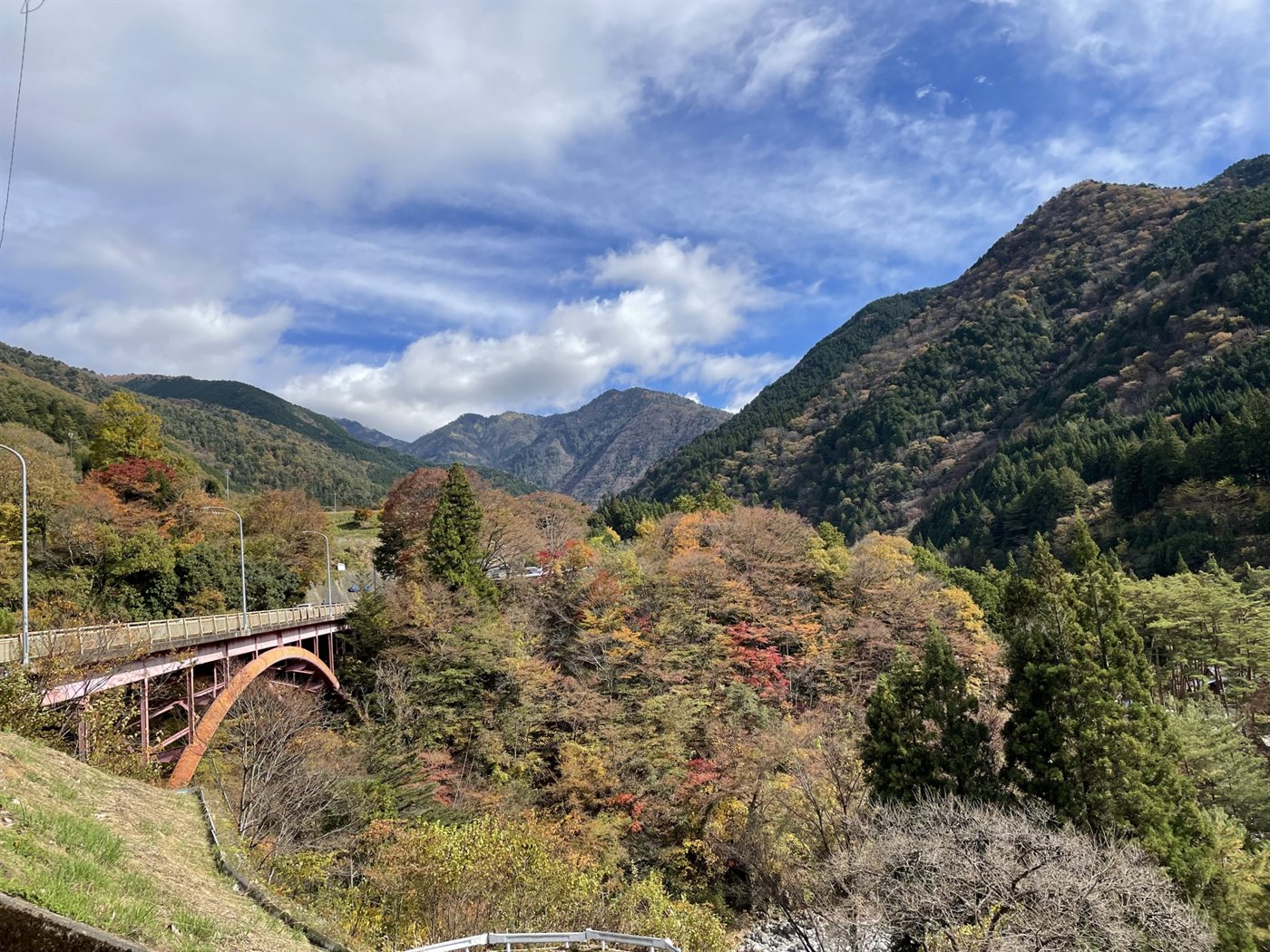 秋の山々と、谷にかかる赤い鉄橋(付知峡の攻橋)